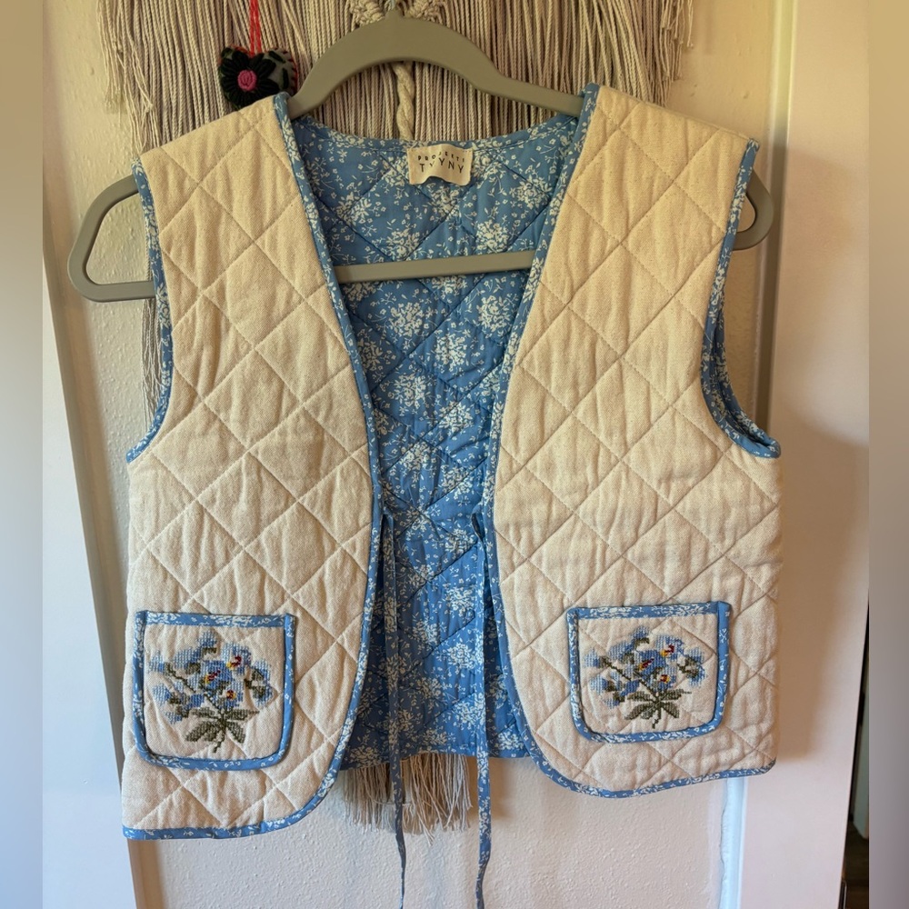 Projecti TYYNY embroidered vest